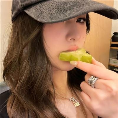 穿黄靴子的女孩